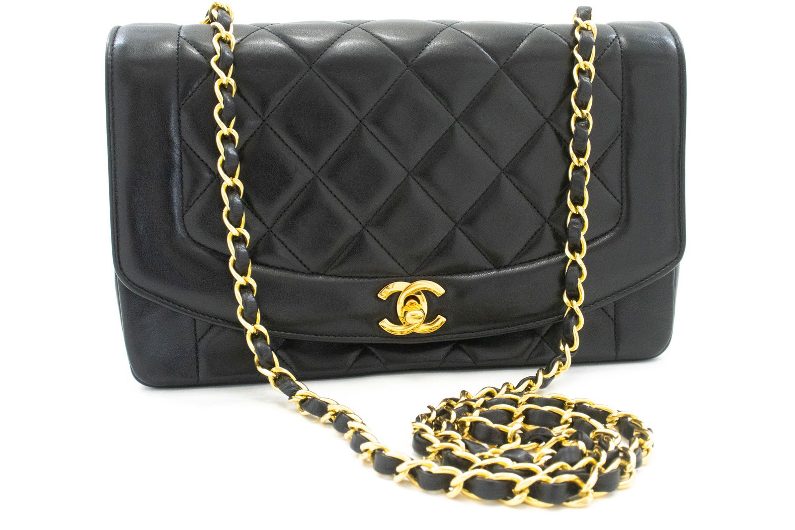 Chanel Vintage Chain Curved Flap Quilted Leather Black Leather Handbag (Pre-Owned)